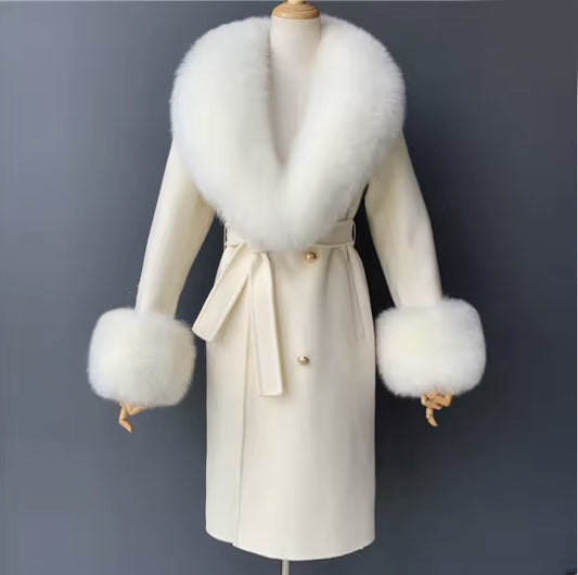 Manteau en laine blanc, col et poignets en fourrure naturelle "Encanto de Lã"