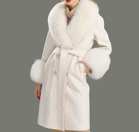 Manteau en laine blanc, col et poignets en fourrure naturelle "Encanto de Lã"