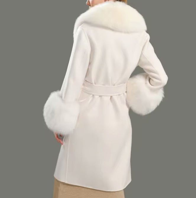Manteau en laine blanc, col et poignets en fourrure naturelle "Encanto de Lã"