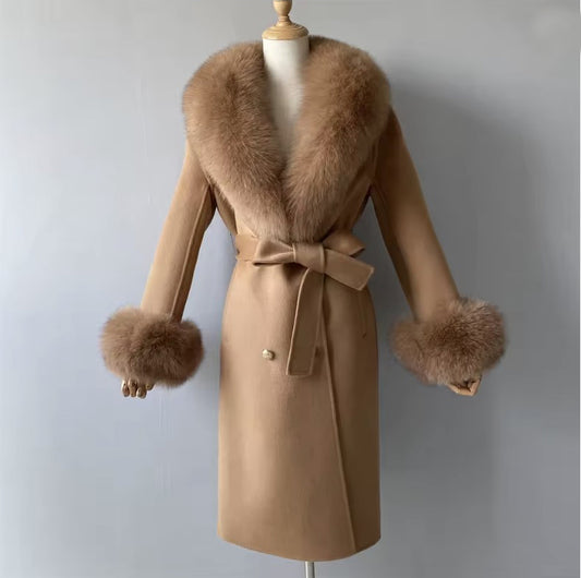 Manteau en laine camel, col et poignets en fourrure naturelle "Encanto de Lã"