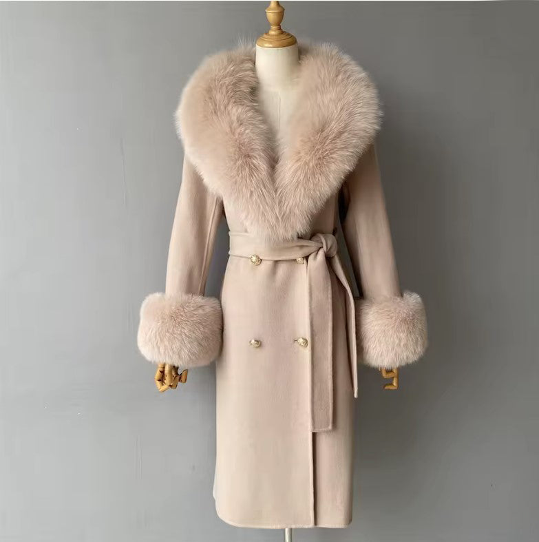 Manteau en laine rose poudré, col et poignets en fourrure naturelle "Encanto de Lã"