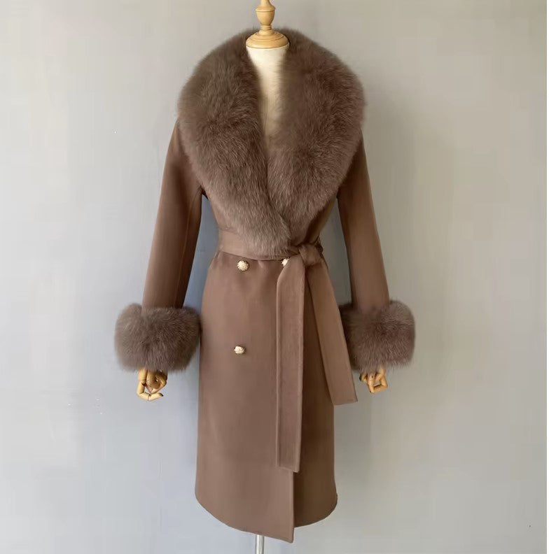 Manteau en laine marron, col et poignets en fourrure naturelle "Encanto de Lã"