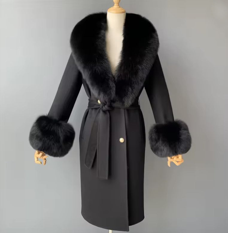 Manteau en laine noir, col et poignets en fourrure naturelle "Encanto de Lã"