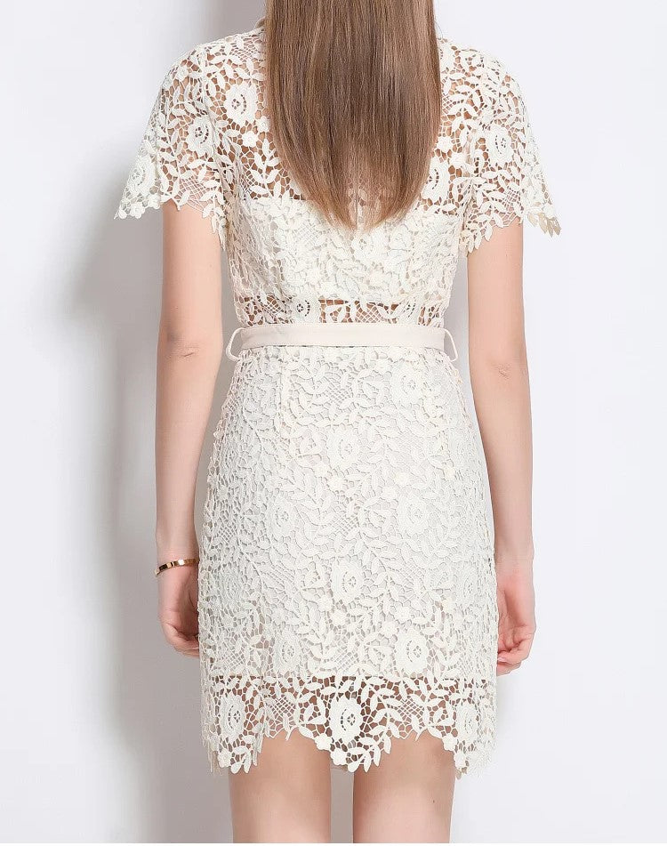 Robe Crayon courte en dentelle ivoire "Aurora" – Élégance Féminine