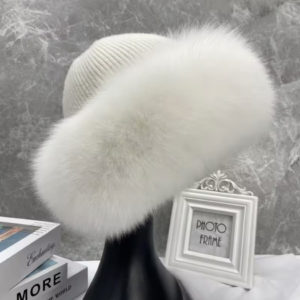 Bonnet en fourrure naturelle et maille