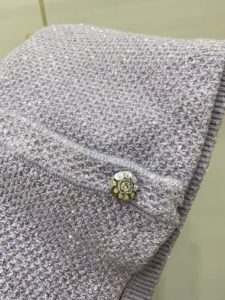 Robe « Lila Royale » – Maille Tweed & Boutons Bijoux