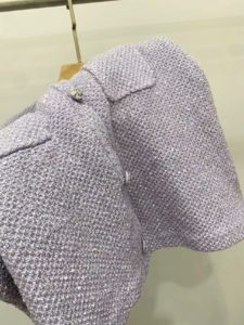 Robe « Lila Royale » – Maille Tweed & Boutons Bijoux