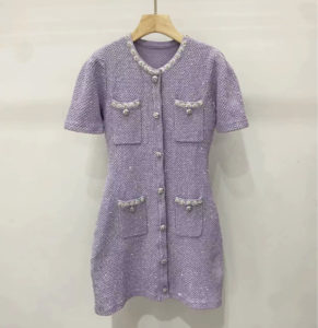 Robe « Lila Royale » – Maille Tweed & Boutons Bijoux